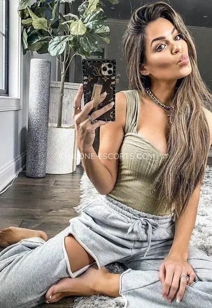 Athlone escorts Kaitlyn — 2